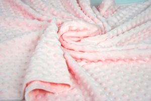 KryKas - kocyk dla psa i kota z Minky w urocze tłoczenia- różowy