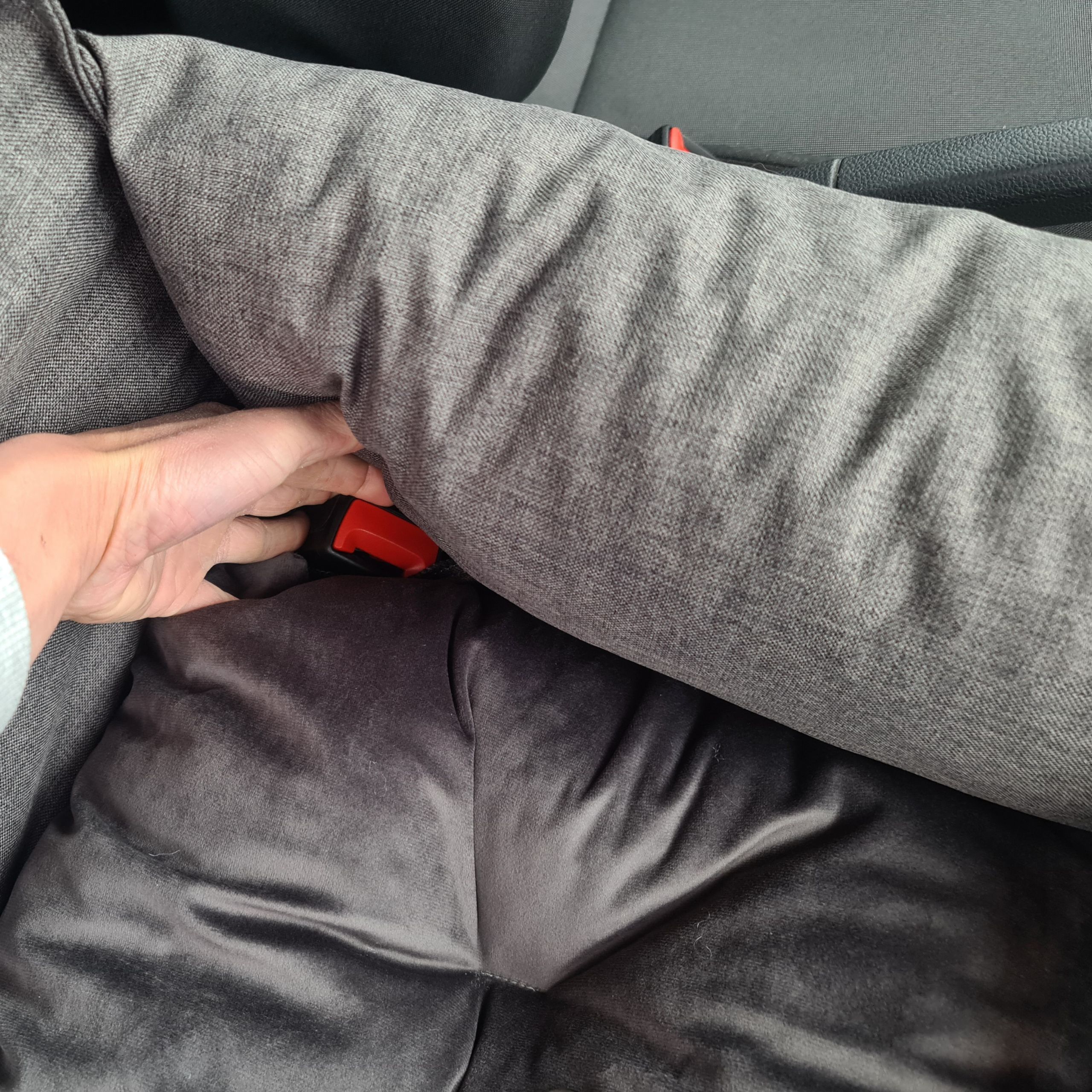 KryKas-fotelik samochodowy dla psa Exclusive - otwory w dnie fotelika